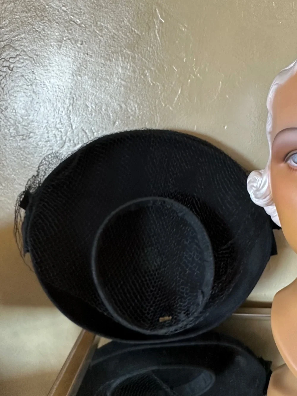 SUPERB 1940's BLACK FELT WIDE BRIM HAT + RED FEATHER 